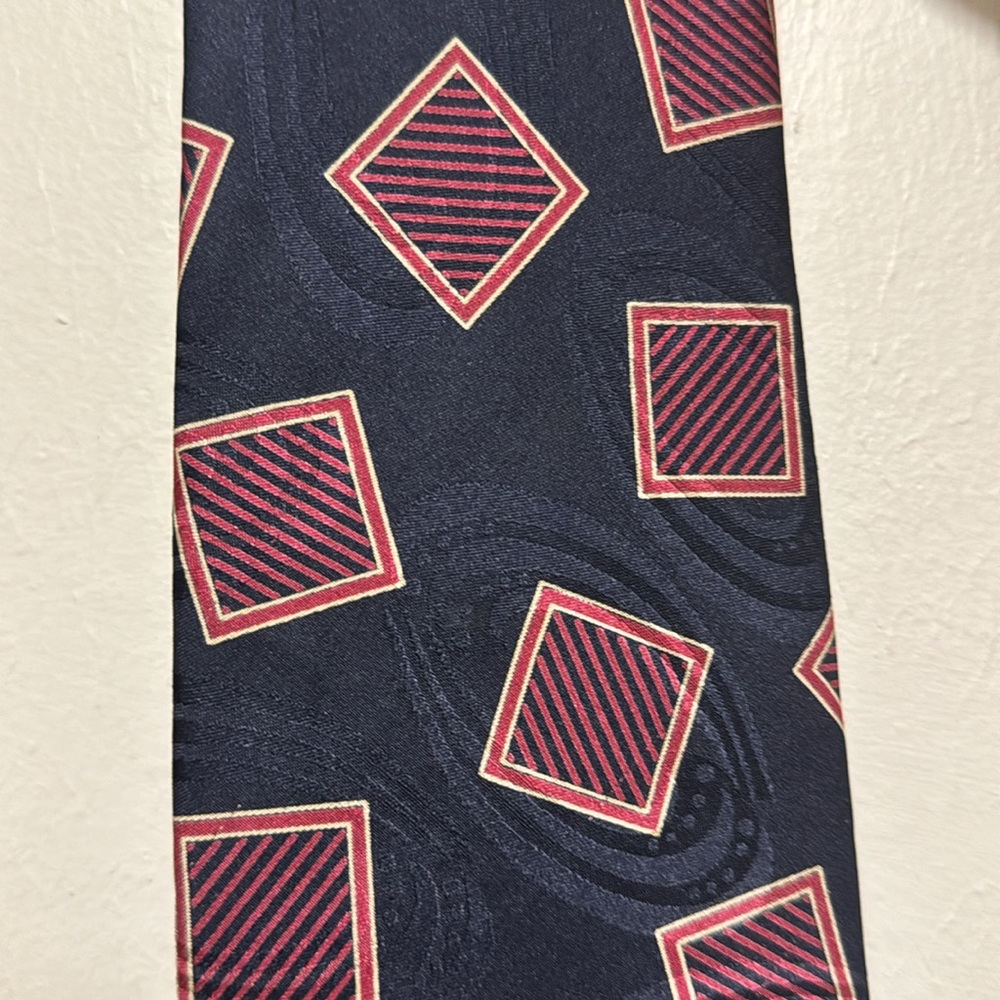 100% Silk Red, Pink, and Blue Patterned Neck Tie by Roger Stevens